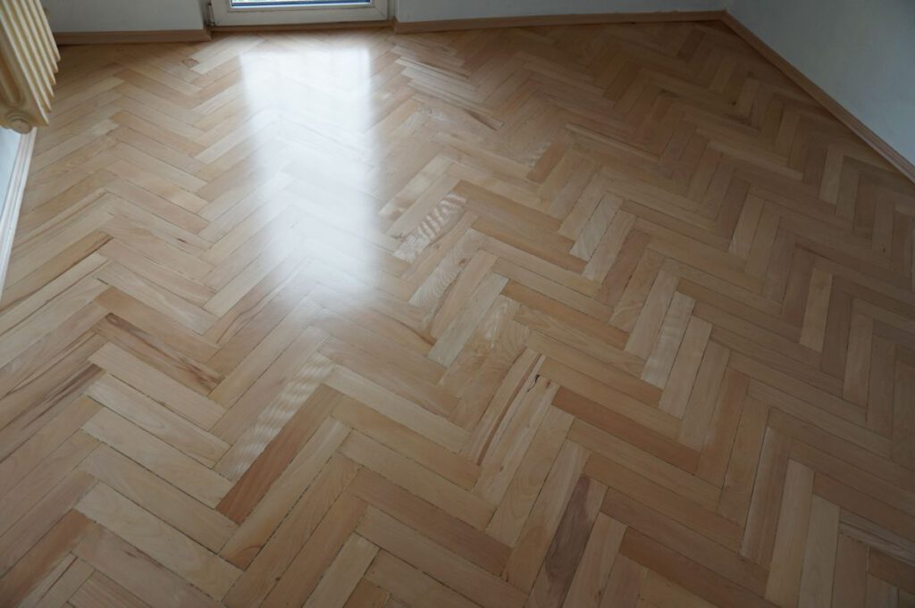 Podklejanie i cyklinowanie parkietu bukowego