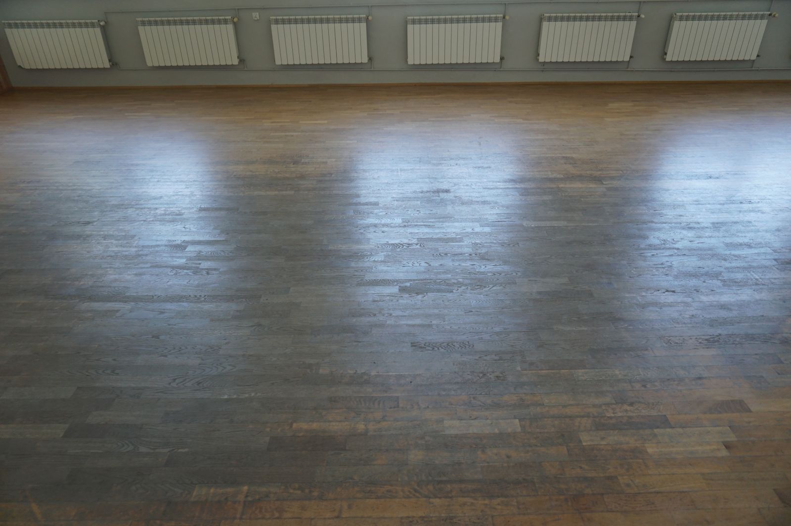 Cyklinowanie I Lakierowanie Parkietu W Sali Domu Ludowego