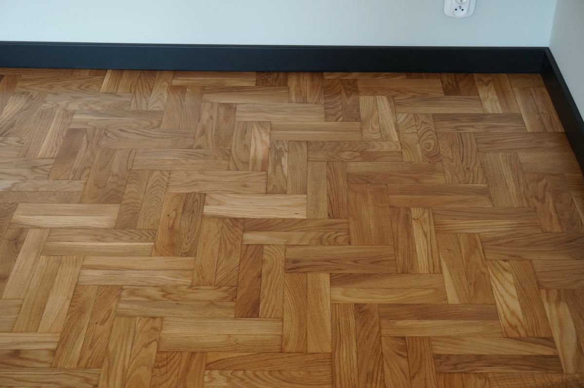 Czarne Listwy Przypodlogowe I Cyklinowanie Starego Parkietu 02