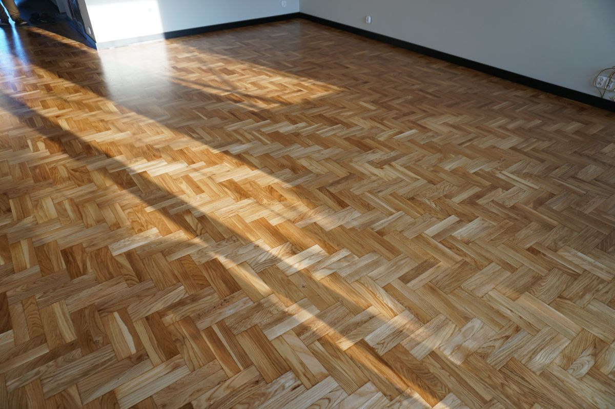 Czarne Listwy Przypodlogowe I Cyklinowanie Starego Parkietu 09