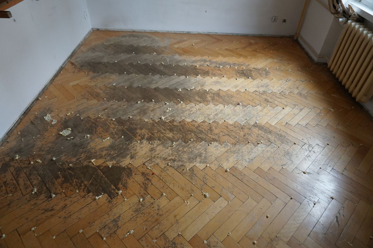 Podklejanie Cyklinowanie Parkietu Bukowego Przed 03