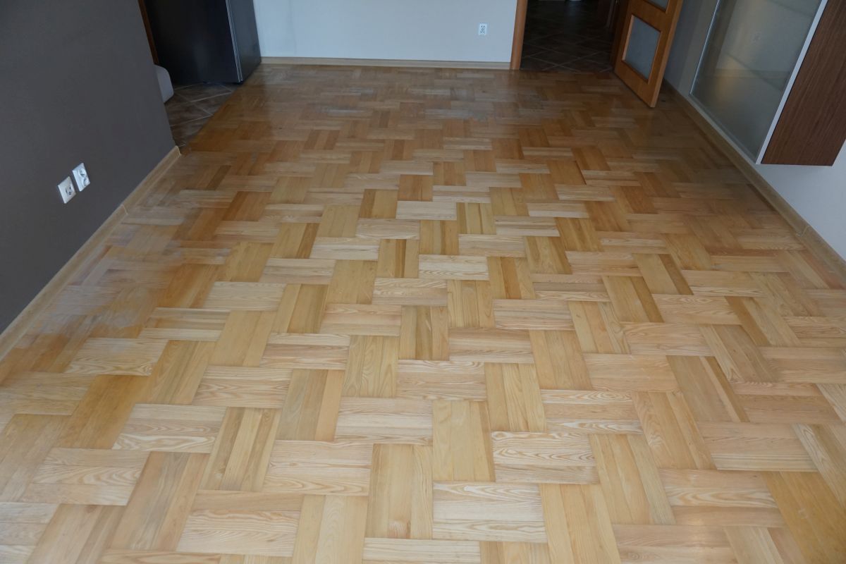 Przed Cyklinowaniem I Renowacją Parkietu Wraz Z Lakierowaniem 02