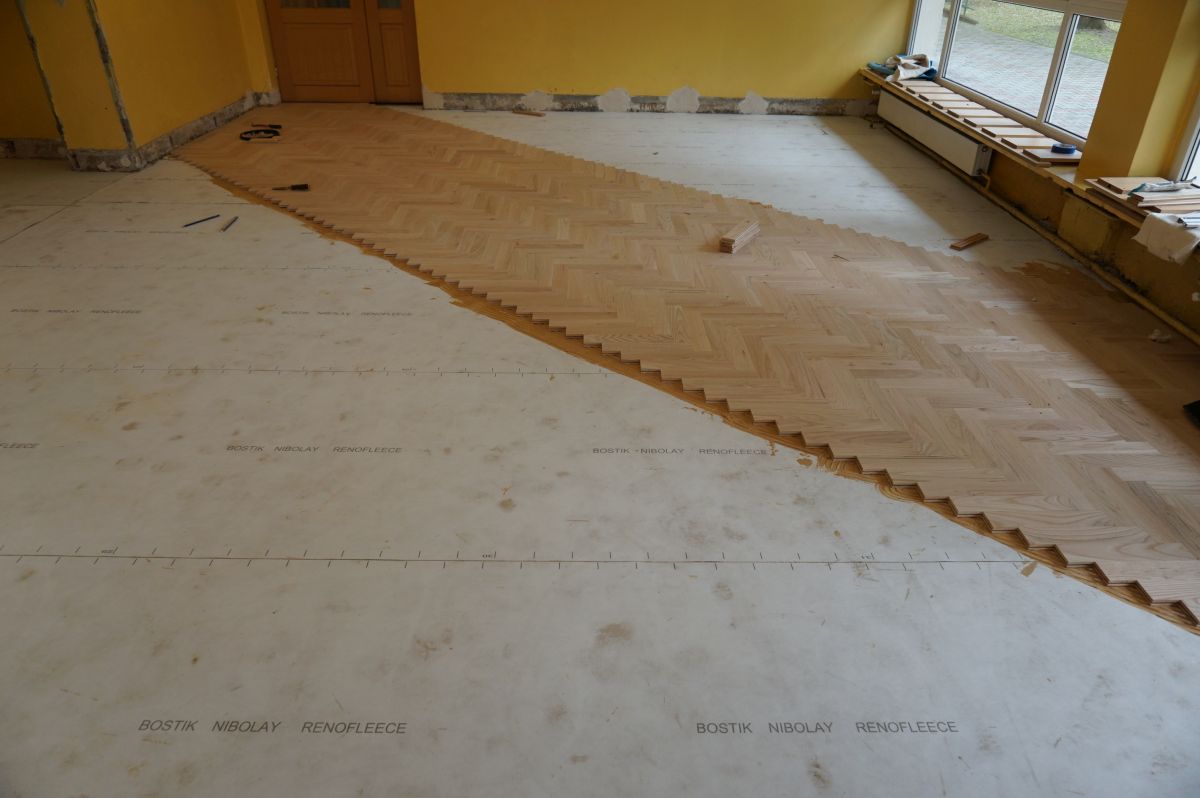 Dab Czerwony Ukladanie Cyklinowanie I Lakierowanie