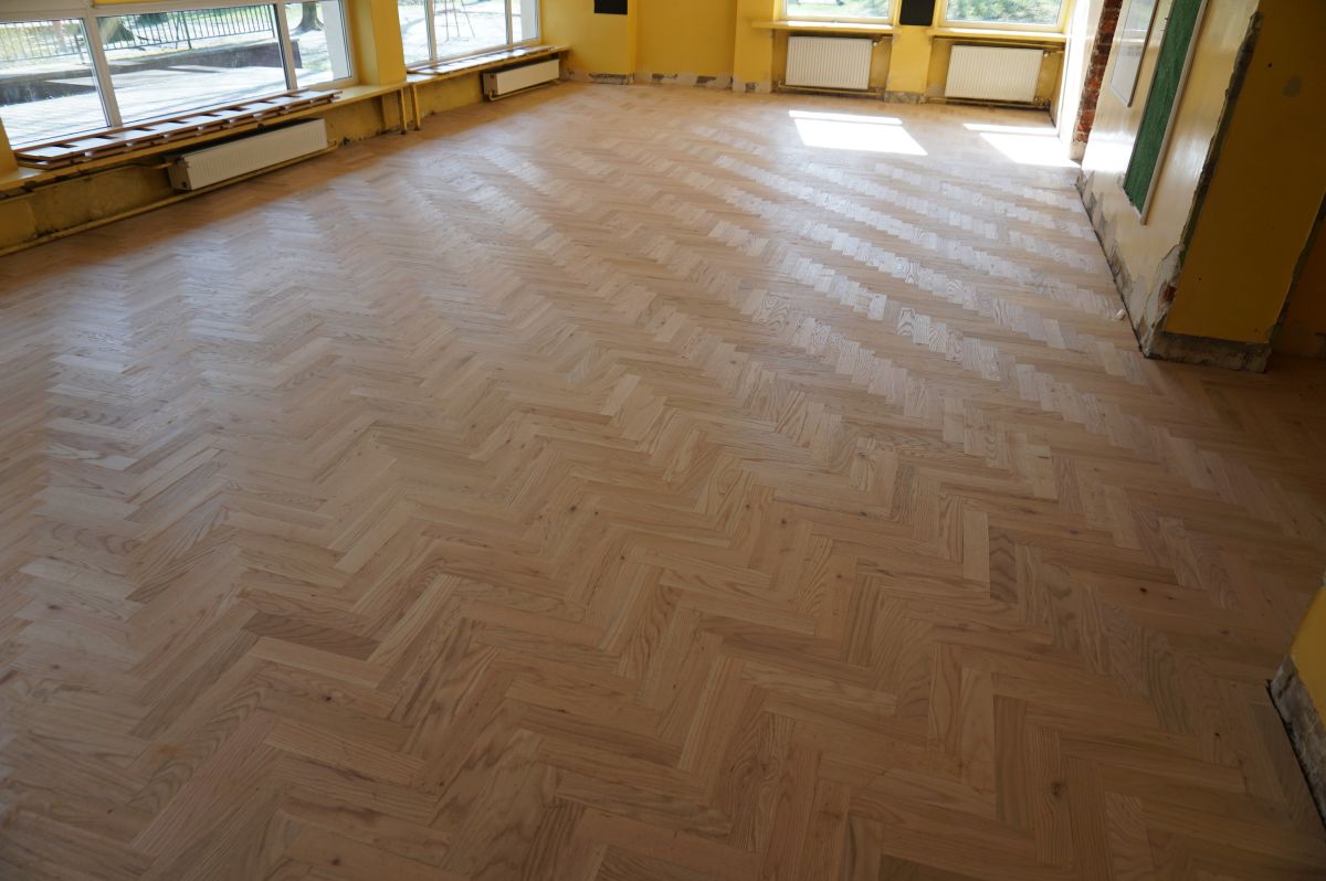 Dab Czerwony Ukladanie Cyklinowanie Lakierowanie 02