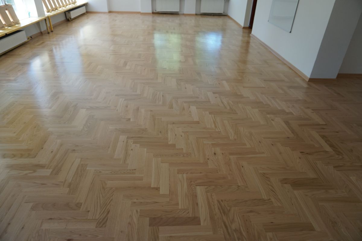 Dab Czerwony Ukladanie Cyklinowanie Lakierowanie 03