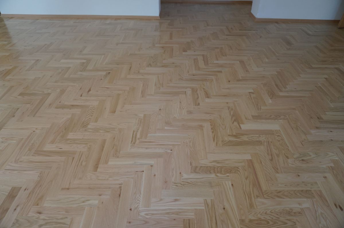 Dab Czerwony Ukladanie Cyklinowanie Lakierowanie 08