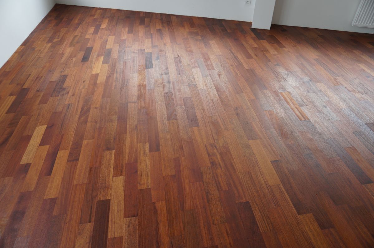 Ukladanie I Olejowanie Litego Parkietu Z Drewna Merbau