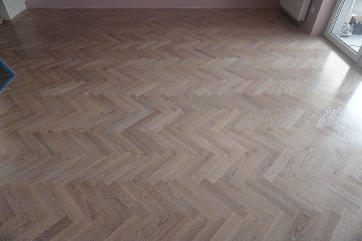 Wybielenie Nowego Parkietu Debowego Ulozonego W Klasyczna Jodelke